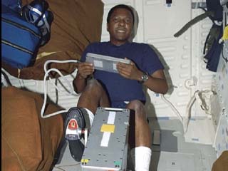 STS-89 Mission Specialist Michael Anderson exercises on an ergometer onboard the middeck of the Orbiter Endeavour.